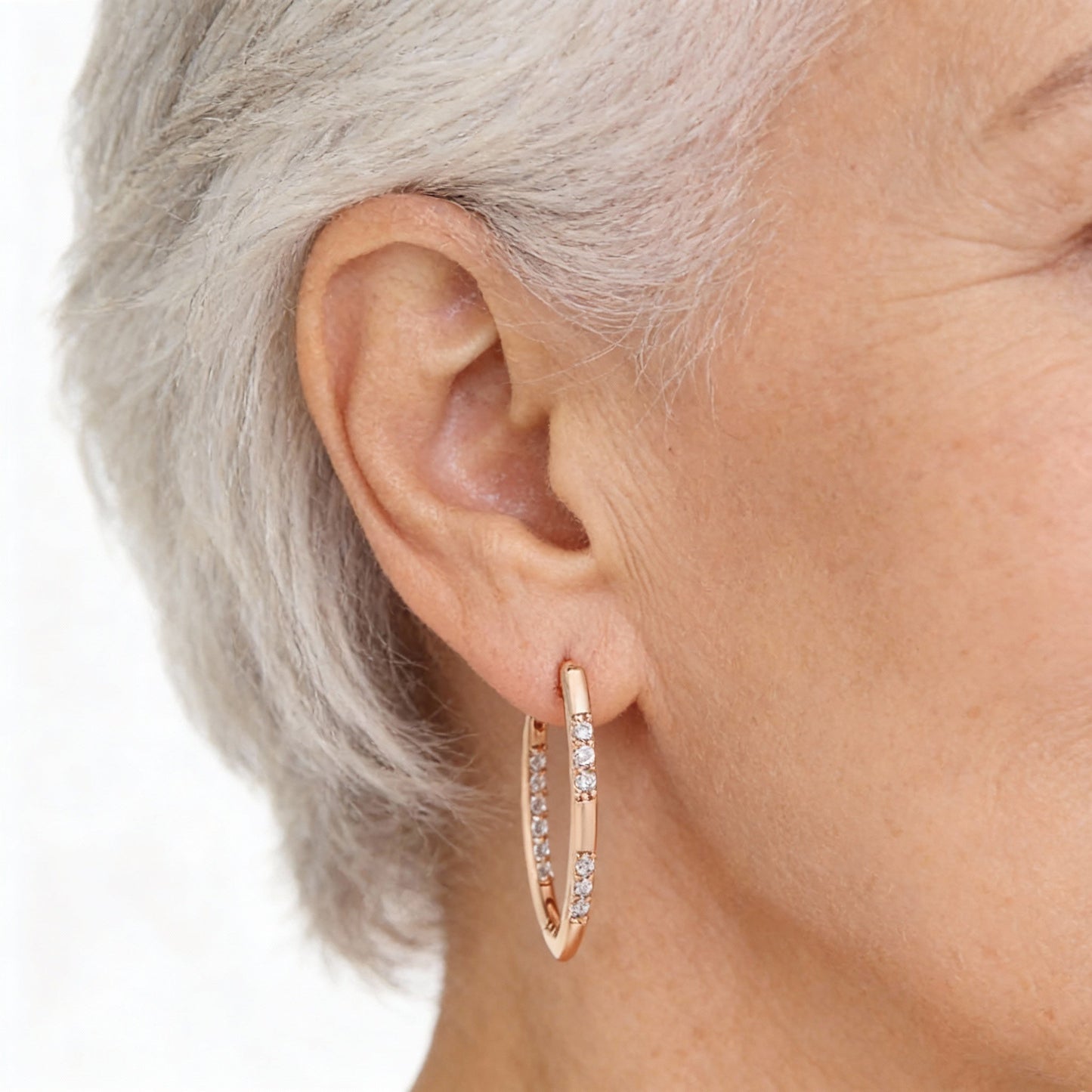 Pendientes de aro ovalados brillantes con circonitas y un diseño elegante