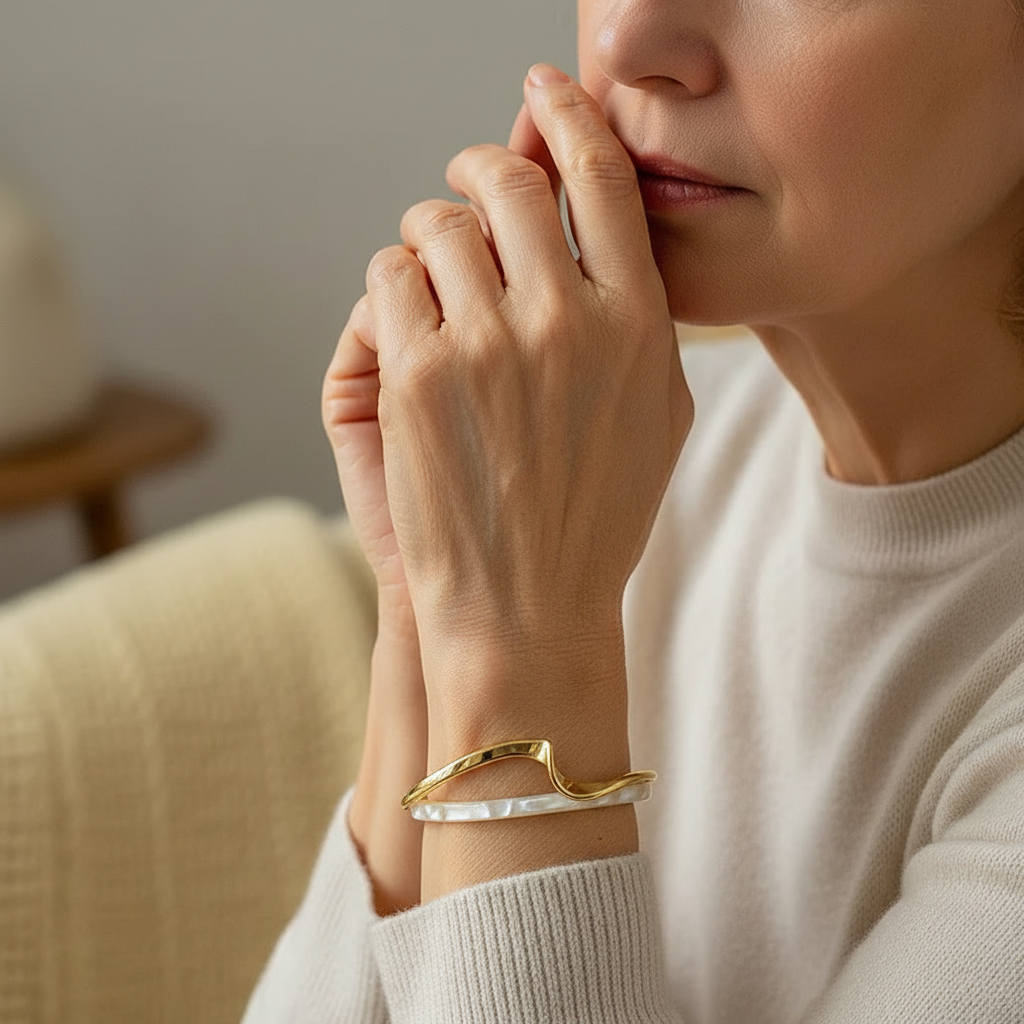 Pulsera moderna con diseño ondas en aspecto de nácar y metal