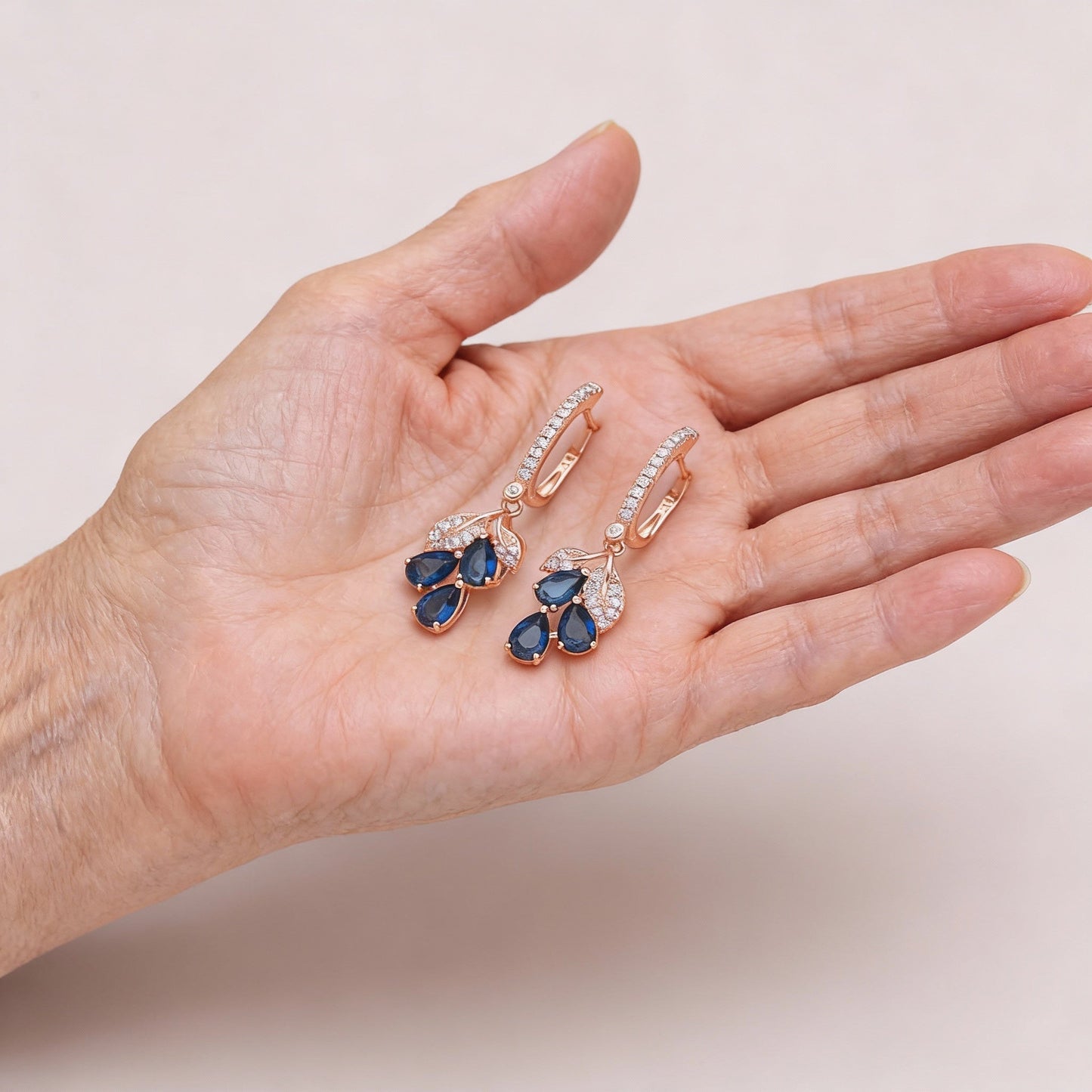 Pendientes elegantes con cristales en forma de lágrima azules y circonitas brillantes