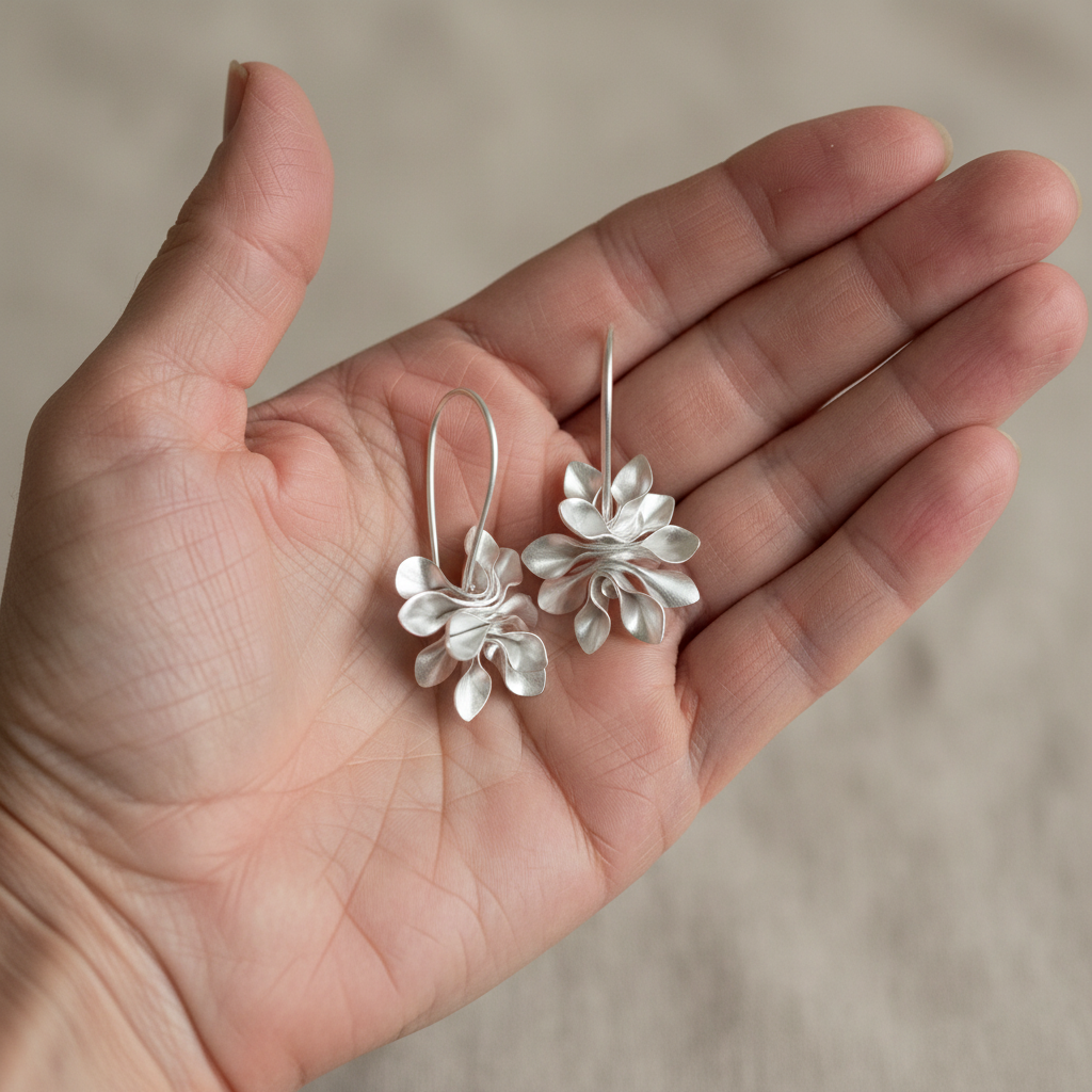 Pendientes con elegantes flores irregulares fabricados en metal brillante