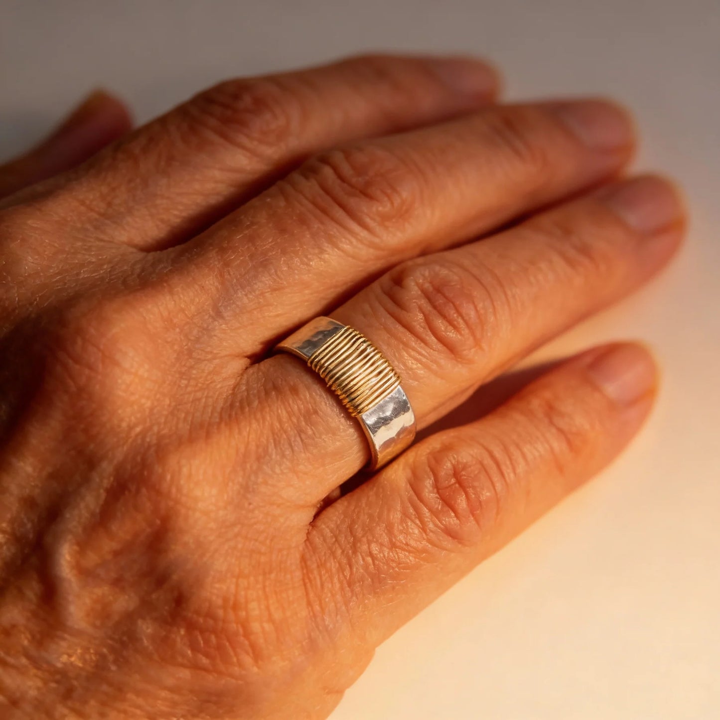 Anillo Boho con Fibras Doradas