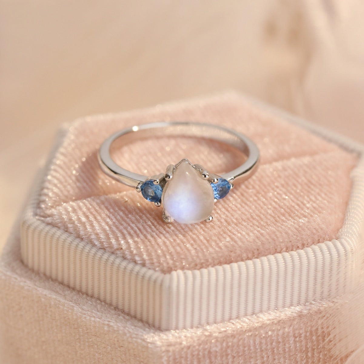 Anillo Luiza con piedra luna