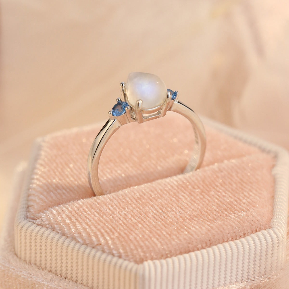 Anillo Luiza con piedra luna