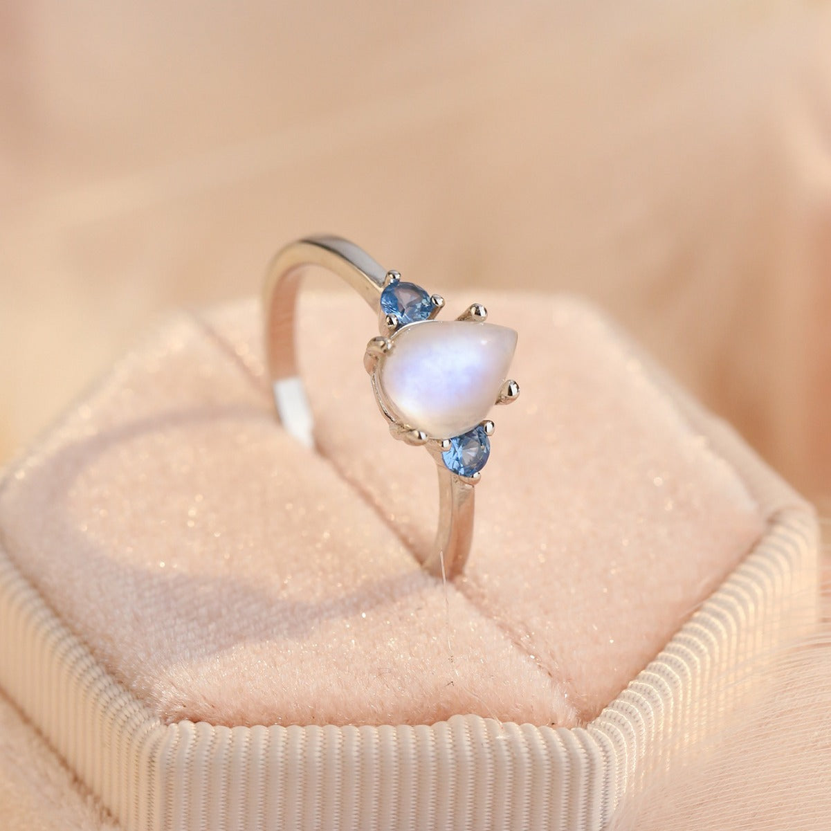 Anillo Luiza con piedra luna