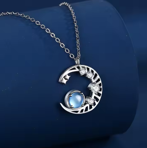 Collar místico de luna de piedra lunar con brillantes estrellas de circonitas