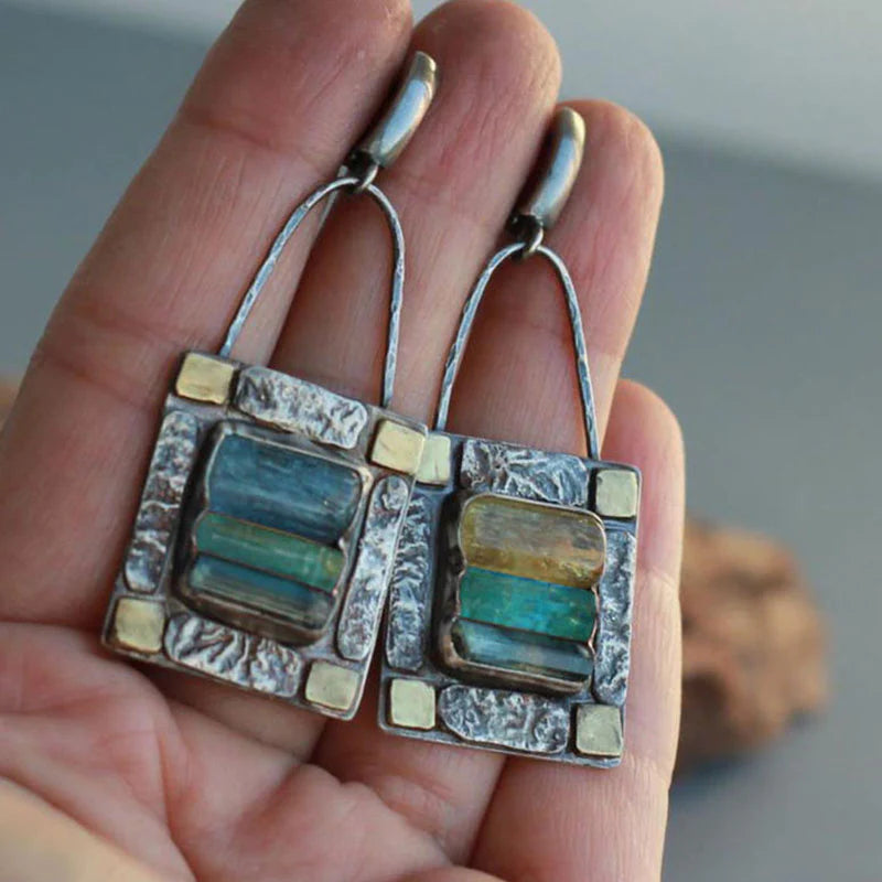 Elegantes pendientes vintage con turmalina azul verdosa y aspecto estructurado