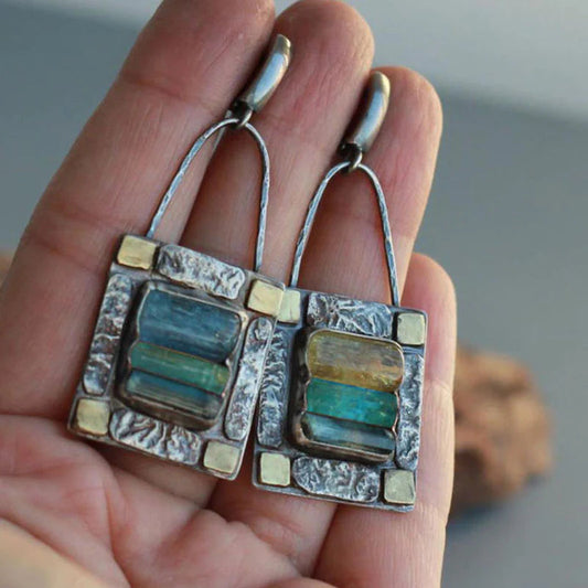 Elegantes pendientes vintage con turmalina azul verdosa y aspecto estructurado