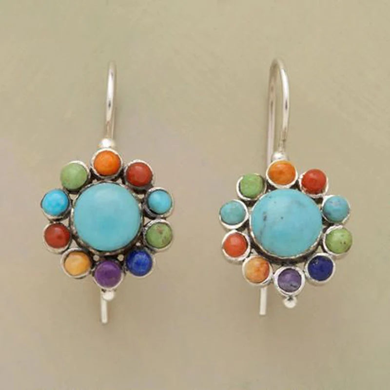Pendientes de flores de colores con turquesas brillantes y piedras semipreciosas