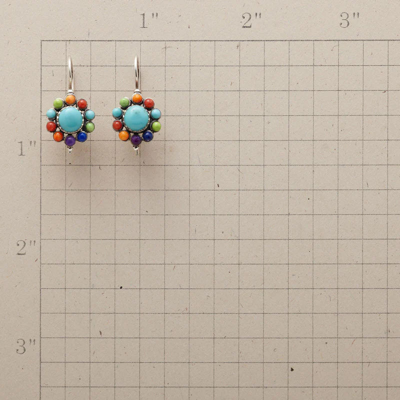Pendientes de flores de colores con turquesas brillantes y piedras semipreciosas
