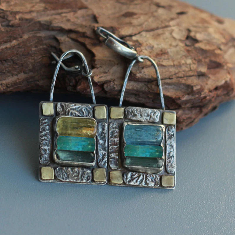Elegantes pendientes vintage con turmalina azul verdosa y aspecto estructurado