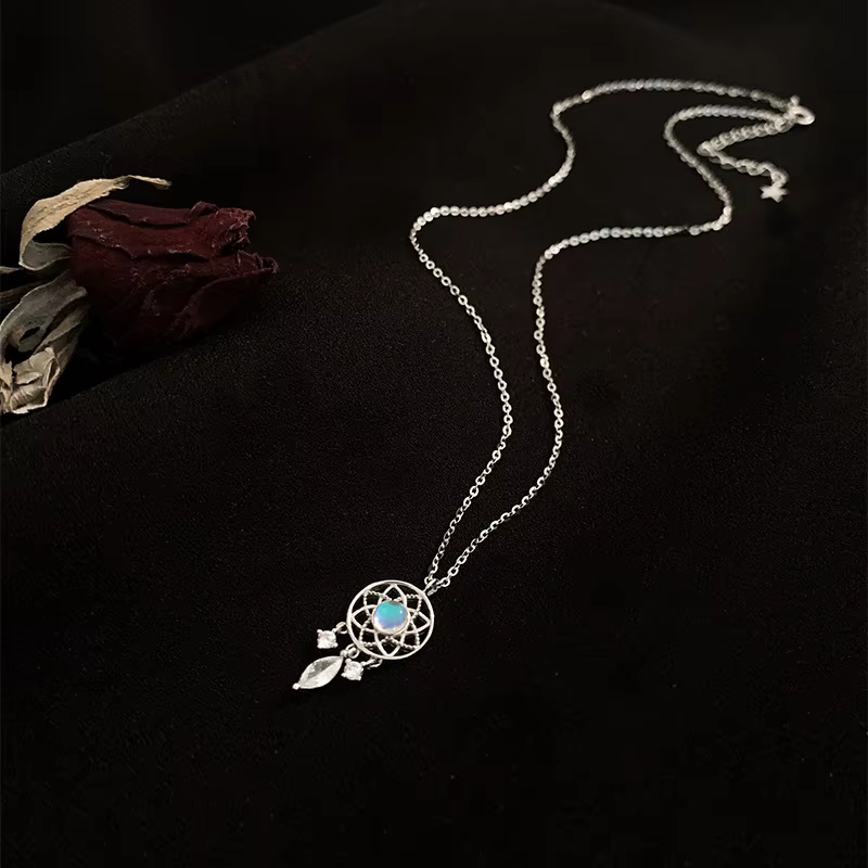 Collar atrapasueños de piedra lunar con colgantes de circonitas