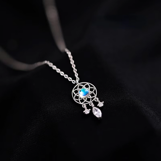 Collar atrapasueños de piedra lunar con colgantes de circonitas