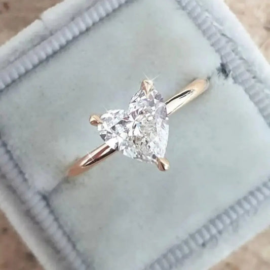 Anillo fino con corazón de circonitas