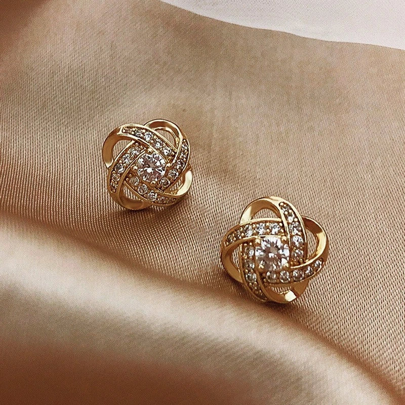 Pendientes elegantes con nudo de circonitas para looks glamurosos