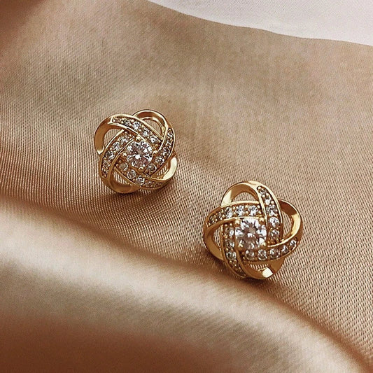 Pendientes elegantes con nudo de circonitas para looks glamurosos