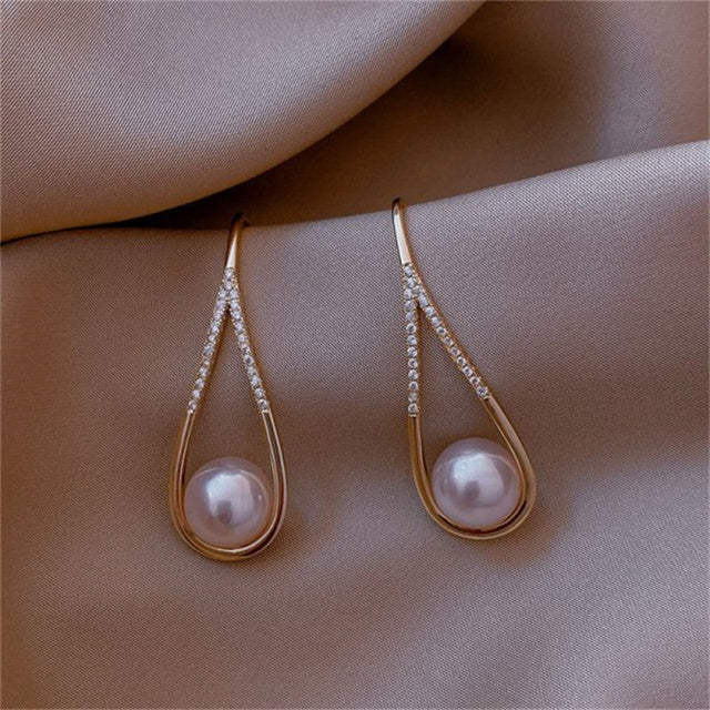 Pendientes elegantes en forma de lágrima con perlas y pedrería brillante