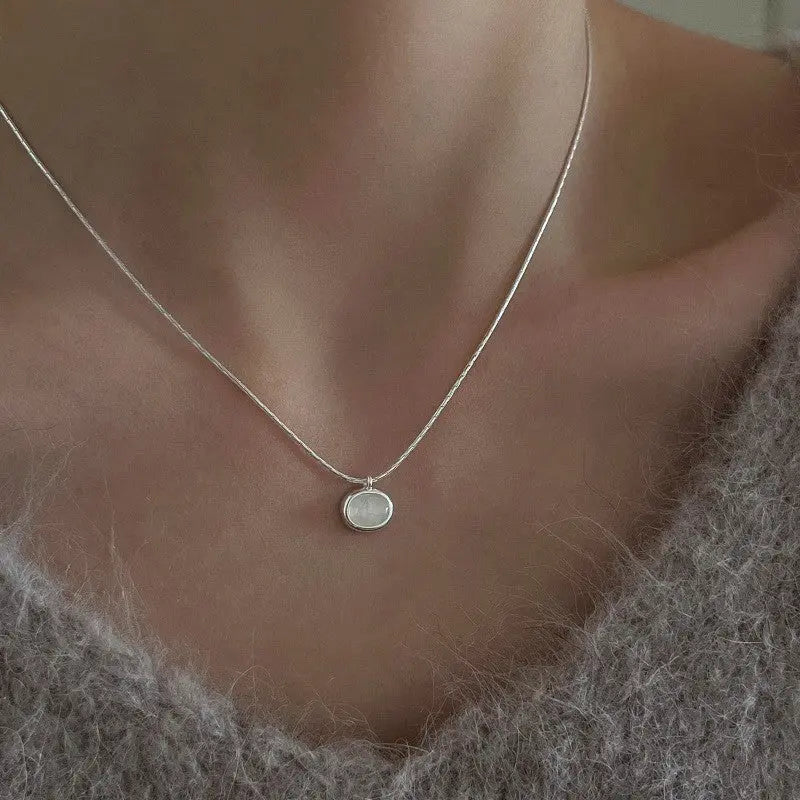 Collar atemporal con un brillante colgante de piedra lunar que aporta elegancia