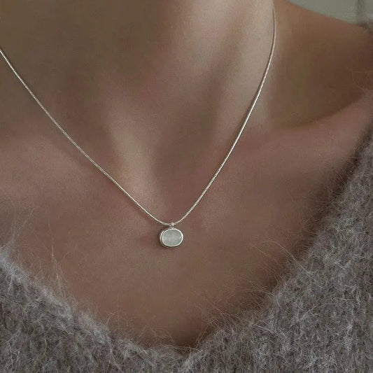 Collar atemporal con un brillante colgante de piedra lunar que aporta elegancia