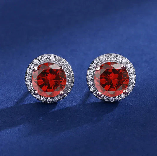 Pendientes brillantes con piedras preciosas rojas redondas y halo de circonitas