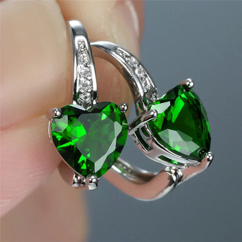 Pendientes elegantes en forma de corazón con brillantes circonitas verde esmeralda