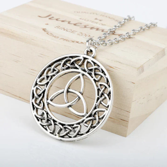 Collar de nudo celta Triquetra con colgante de delicado diseño