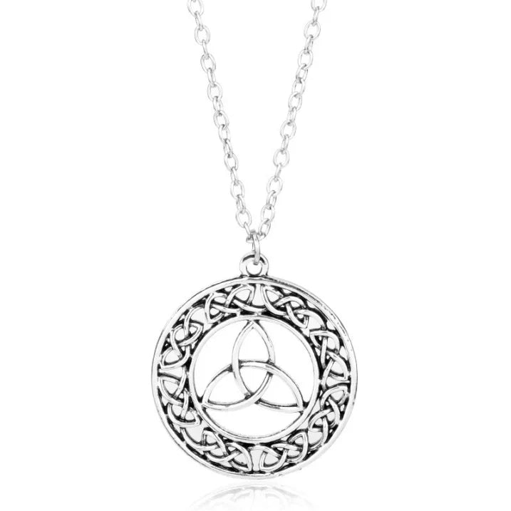 Collar de nudo celta Triquetra con colgante de delicado diseño