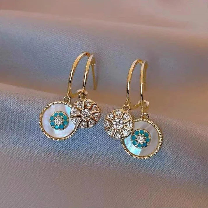 Pendientes de concha con detalles de turquesa y circonitas brillantes