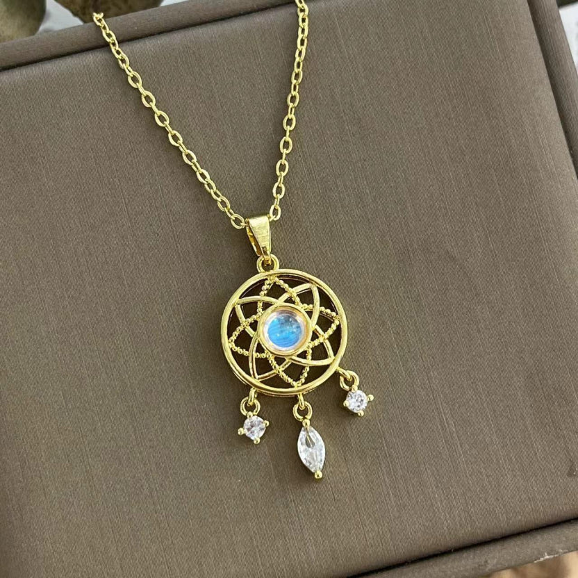 Collar atrapasueños de piedra lunar con colgantes de circonitas