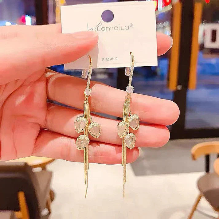 Pendientes elegantes con flores de ópalo y delicadas borlas