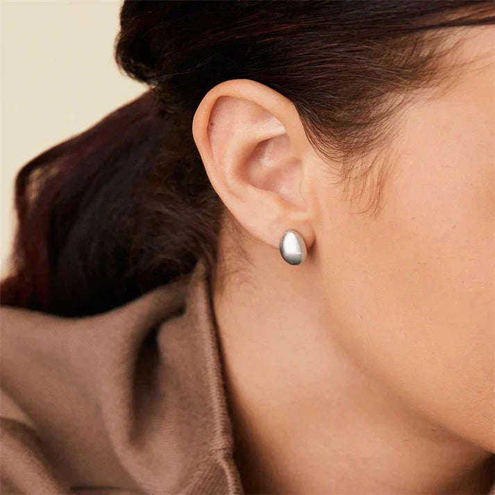 Pendientes colgantes de metal achaparrados de estilo moderno