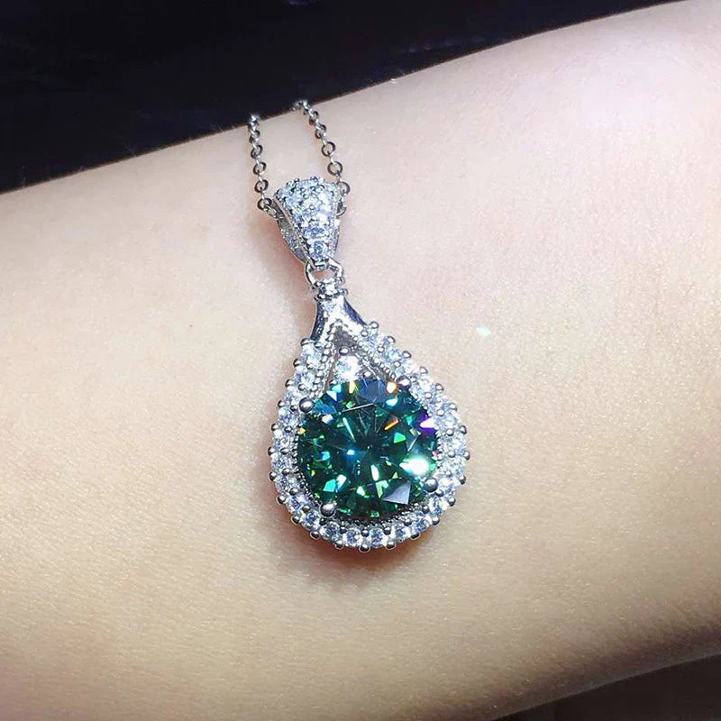 Collar de lágrima de moissanita verde esmeralda brillante para mujer