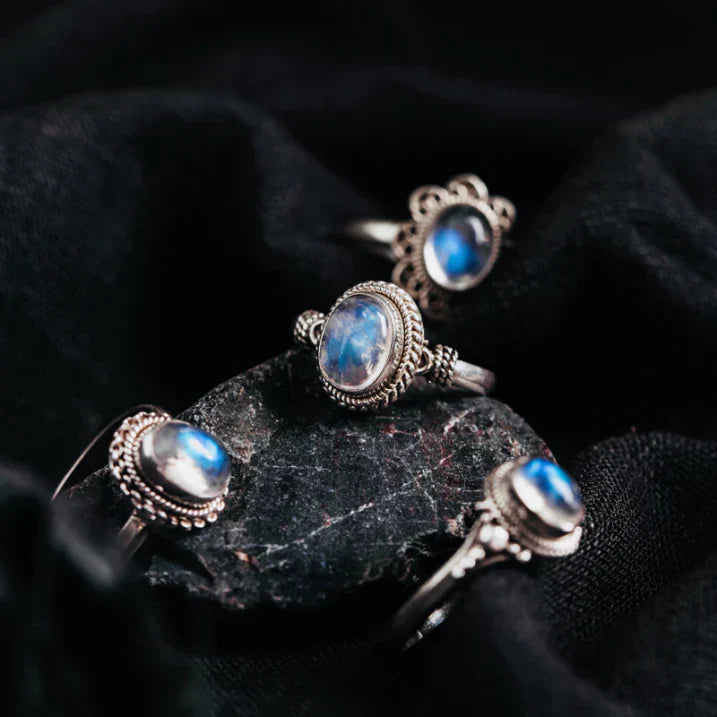 Anillo Luiza con piedra lunar azul