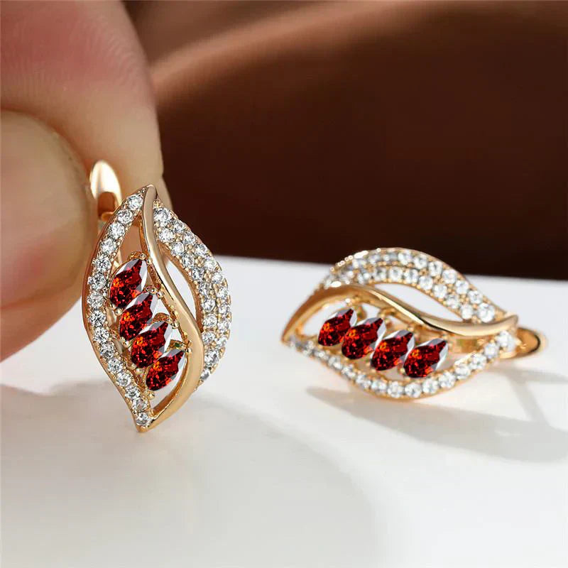 Pendientes de hojas brillantes con piedras rojas en forma de lágrima y circonitas brillantes