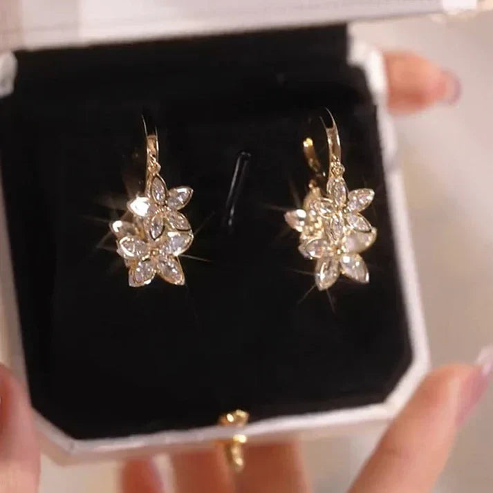 Pendientes de flores con circonitas cúbicas brillantes para mujeres elegantes y con estilo