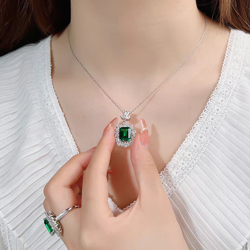 Elegante colgante de esmeralda con halo de circonitas sobre una delicada cadena