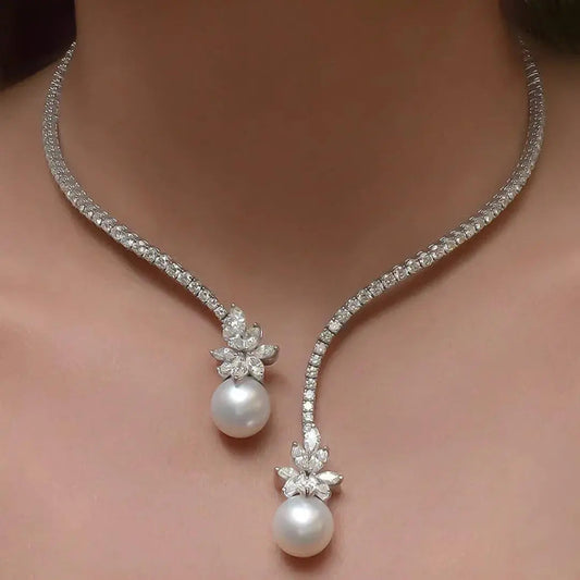 Elegante collar de diamantes con brillantes colgantes de perlas