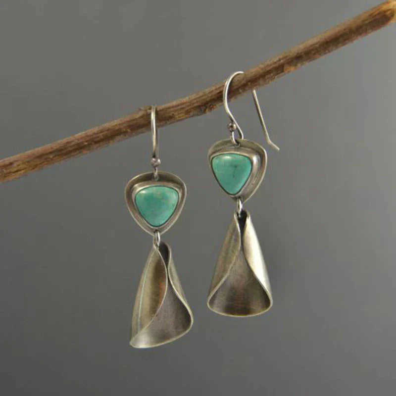 Pendientes bohemios de color turquesa con un elegante diseño de lágrima