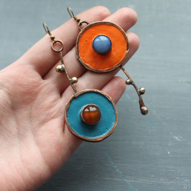Pendientes esmaltados únicos con colgantes redondos y piedras de colores
