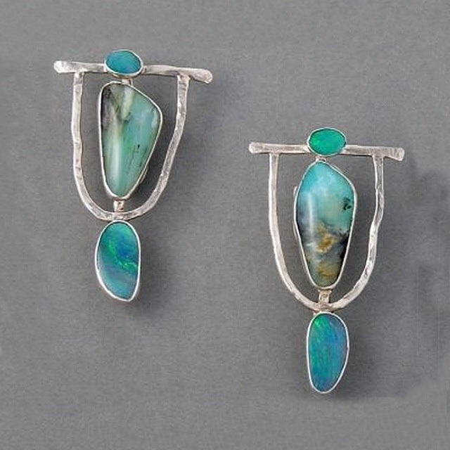 Pendientes vintage de ópalo turquesa en un diseño adornado de plata esterlina