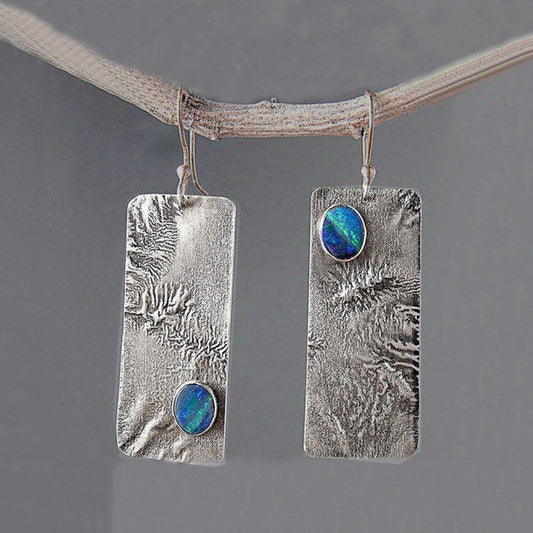 Pendientes texturizados vintage con ópalos azules brillantes