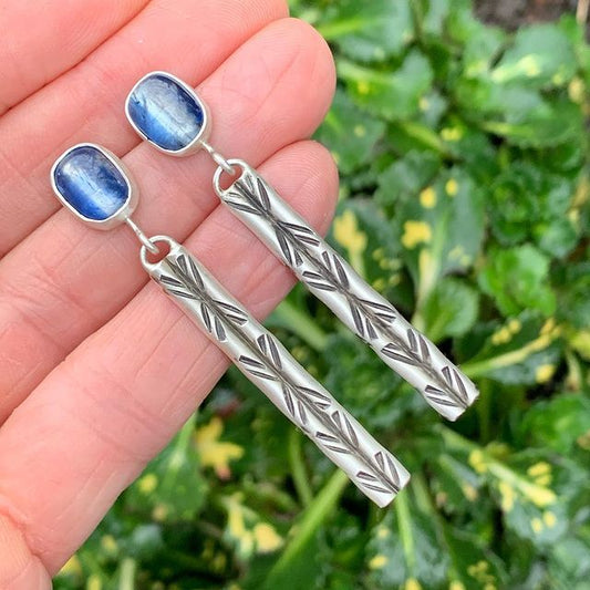 Elegantes pendientes de cianita con diseño de barra grabada