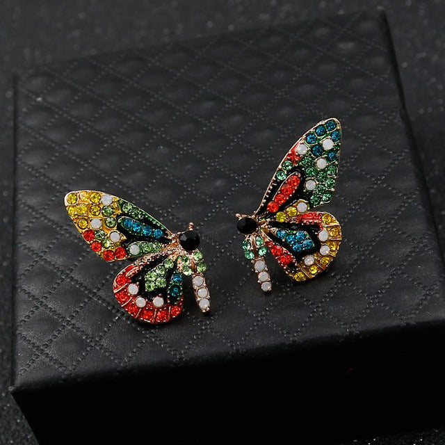 Pendientes de mariposa de colores con pedrería brillante