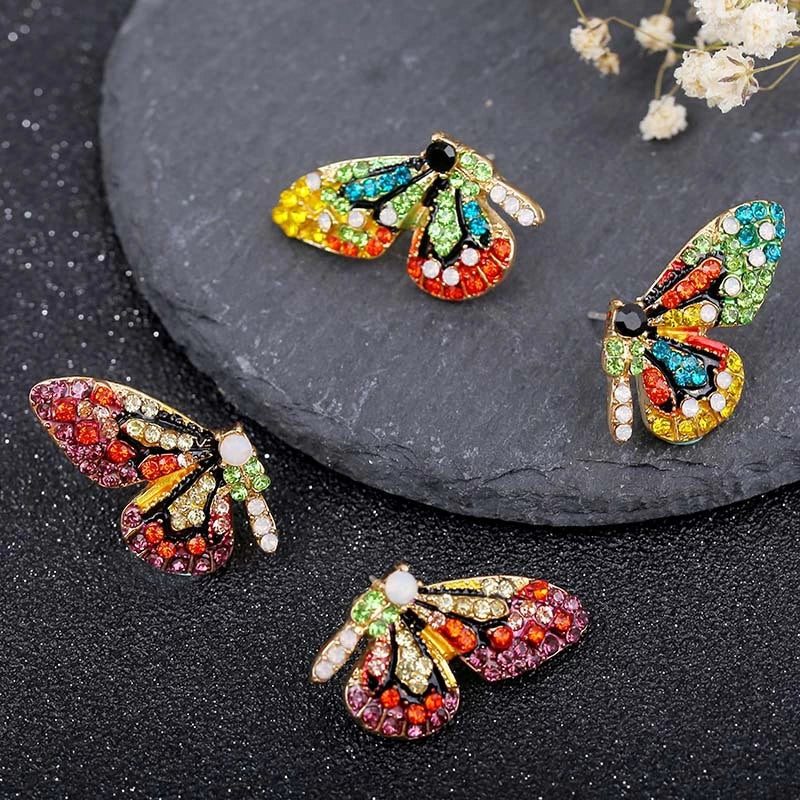Pendientes de mariposa de colores con pedrería brillante
