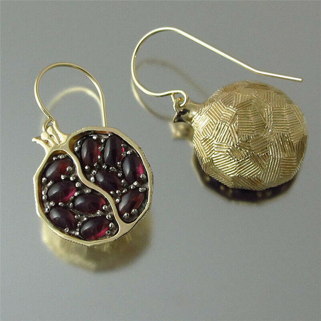 Pendientes de granate afrutado con una textura boho detallada