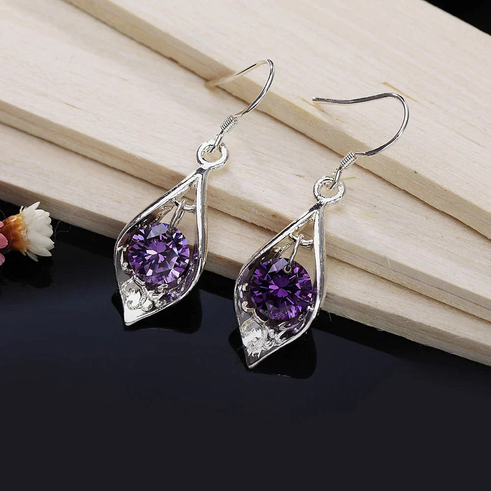Pendientes de cristal violeta brillante con un elegante diseño de lágrima