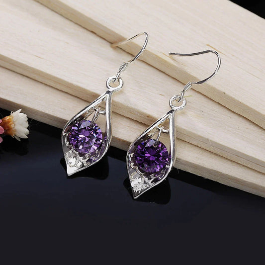 Pendientes de cristal violeta brillante con un elegante diseño de lágrima