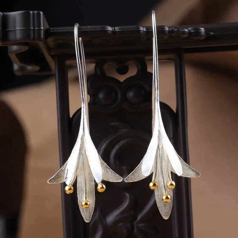 Pendientes en forma de flor con acabado mate y detalles brillantes