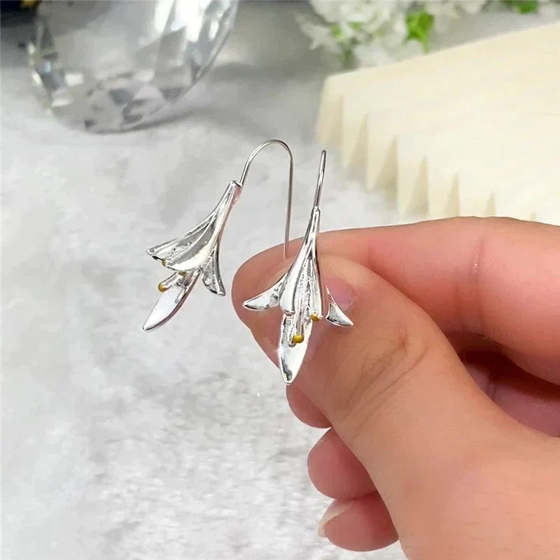 Pendientes en forma de flor con acabado mate y detalles brillantes