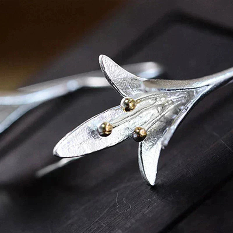 Pendientes en forma de flor con acabado mate y detalles brillantes