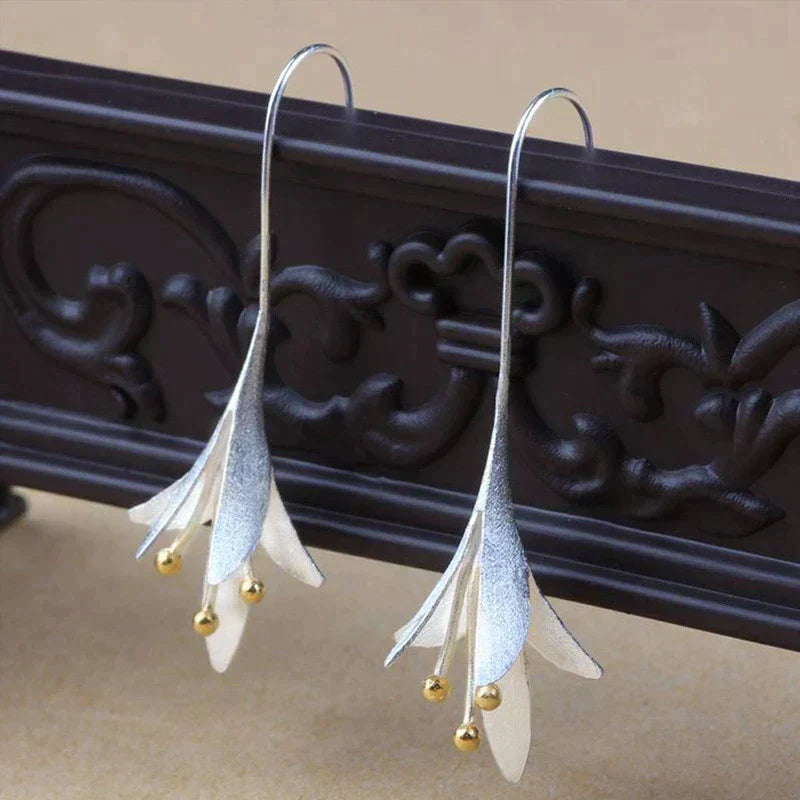 Pendientes en forma de flor con acabado mate y detalles brillantes